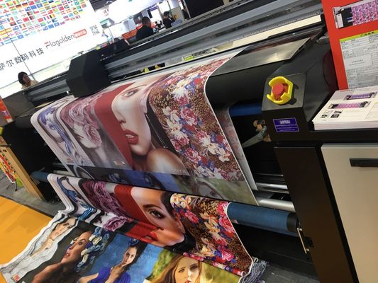 Ρόλος μηχανών εκτύπωσης σημαιών εμβλημάτων πολυεστέρα για να κυλήσει τον τύπο