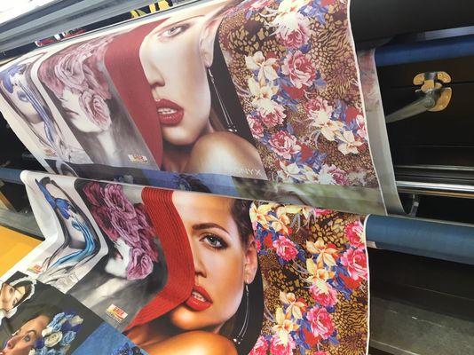 Ρόλος μηχανών εκτύπωσης σημαιών εμβλημάτων πολυεστέρα για να κυλήσει τον τύπο